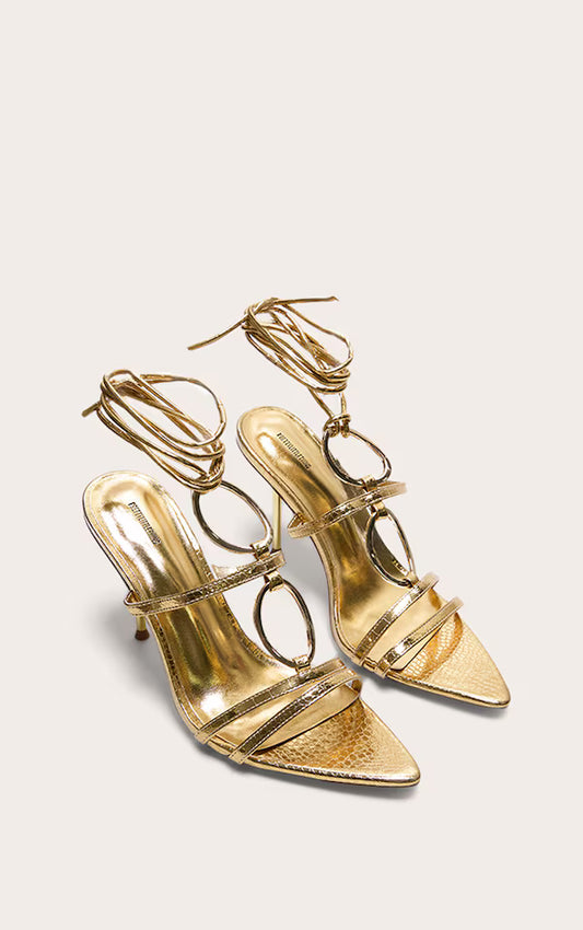 Sandalias de tacon, con cordon, anillo en la Punta de cocodrilo dorado.