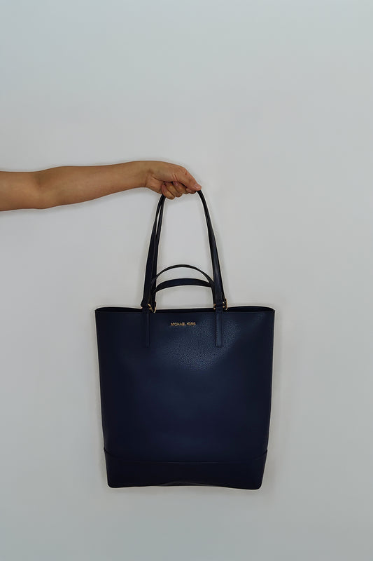 Bolso tote grande Kelli de Cuero granulada en dos tonos.